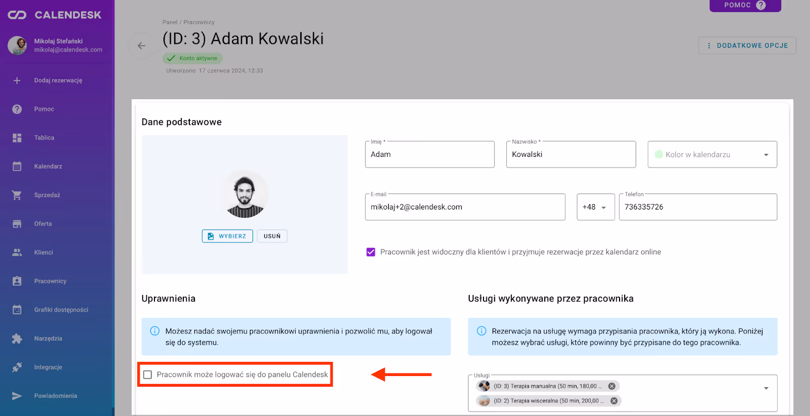 To zdjęcie przedstawia lokalizację pola wyboru, umożliwiającego logowanie się pracownika do panelu Calendesk.
